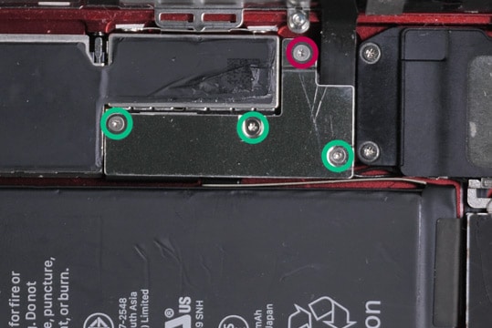 iphone 7 akkuanschluss abdeckung losschrauben 1